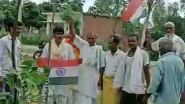 वजीरगंज के नगवा में आजादी के अमृत महोत्सव पर प्रधान स्वामीनाथ सिंह ने ग्रामवासियों के साथ हरीशंकरी वृक्ष का किया रोपड़