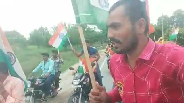 वजीरगंज के बनघुसरा में हर घर तिरंगा अभियान के तहत प्रधान राजेश सिंह व भाजपा नेता राजन सिंह की अगुवाई में निकाली गई रैली