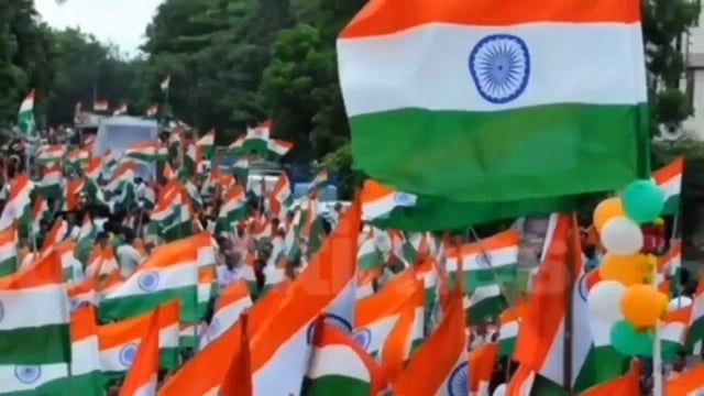 सैकड़ों लोग जैसे ही निकले झंझारपुर शहर तिरंगा से पट गया