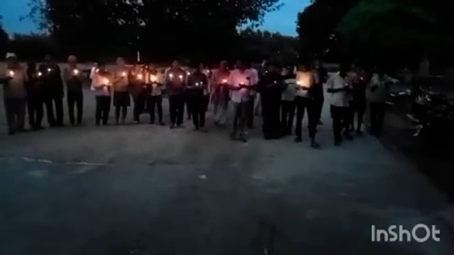 शहीदों की याद में ग्राम पंचायत संझवल स्थित पोखरे पर निकाला गया कैंडल मार्च