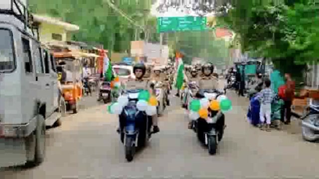 पुलिस द्वारा निकाली गई पिंक वाहन रैली