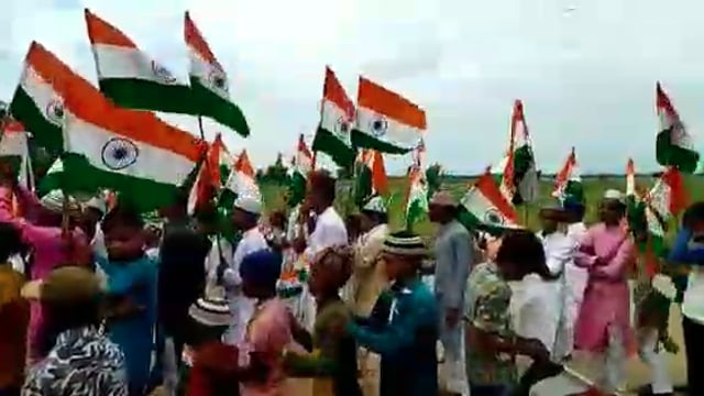 वजीरगंज के नगवा में स्थित मदरसा में हर्षोल्लास के साथ मनाया गया स्वतंत्रता दिवस, मिष्ठांन का हुआ वितरण