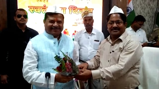 औरैया के कलेक्ट्रेट सभागार में पहुँचे राज्यमंत्री राकेश राठौड़ का डीएम पीसी श्रीवास्तव ने किया स्वागत