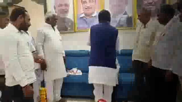 उमरगा मन्ना येथील नूतन सोसायटीच्या संचालक मंडळाचा माजी आमदार सुधाकर भालेराव यांच्या हस्ते सत्कार