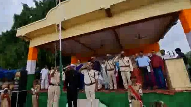 हवेली खड़गपुर आजादी के 76वें स्वतंत्रता दिवस मुख्य समारोह आरएसके विद्यालय के मैदान में आयोजित एसडीओ ने किया झंडोत्तोलन