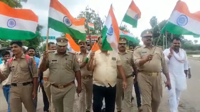 प्रतापगढ़ जिले के बाघराय थाना क्षेत्र के शकरदहा मोड़ बिहार पुलिस बूथ पर ग्राम प्रधान और पुलिस प्रशासन संघ निकली यात्रा