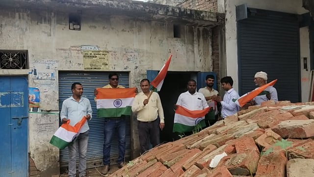 प्रतापगढ़ जिले के बिहार बाजार में कृषि रक्षा इकाई केंद्र पर हुआ झंडारोहण उपस्थित रहे कर्मचारी