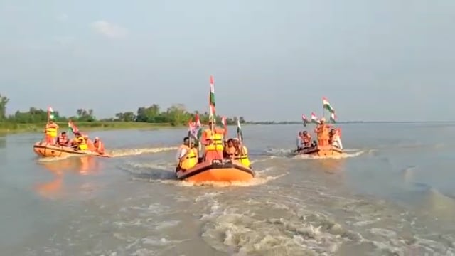 जनपद बहराइच तहसील महसी एनडीआरएफ की टीम ने अनोखे अंदाज में निकाला तिरंगा यात्रा