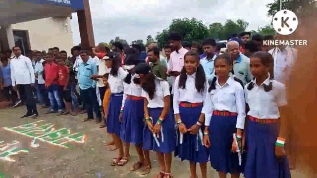 फुल्लीडुमर प्रखंड कार्यालय सहित प्रखंड के सभी क्षेत्रों में बैंड बाजे के साथ शान से फहराया तिरंगा