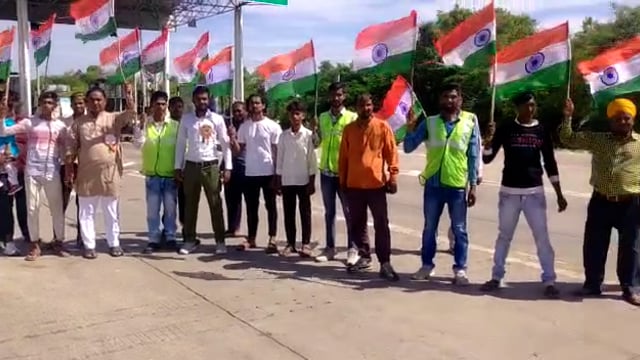 गुलालपुरवा टोल प्लाजा नानपारा ने निकाली तिरंगा यात्रा नानपारा बहराइच आजादी के 75वें स्वतंत्रता दिवस के वर्षगांठ तिरंगा 