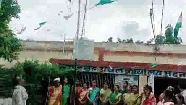 मदनपुर प्रखंड कार्यालय में प्रखंड प्रमुख सोनी देवी ने किया झंडा तोलन   