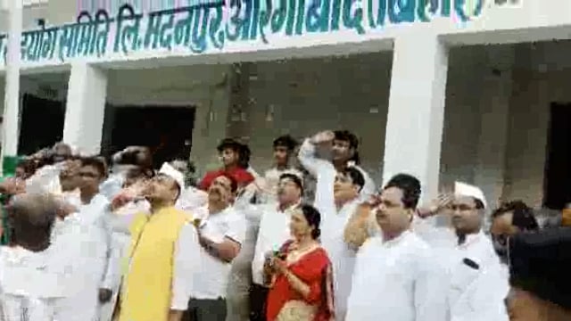 व्यापार मंडल मदनपुर के कार्यालय में व्यापार मंडल के अध्यक्ष पीयूष रंजन उर्फ रिशु सिंह ने किया झंडातोलन
