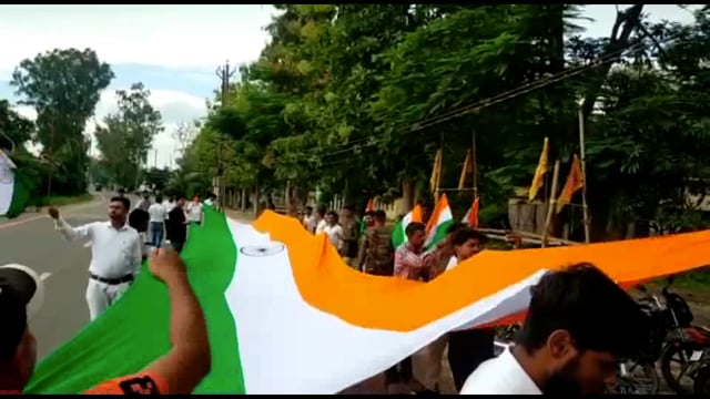 आजादी के अमृत महोत्सव को यादगार बनाने हेतु अमरपुर के युवाओं के द्वारा निकाली गई 75 फीट लंबा तिरंगा यात्रा