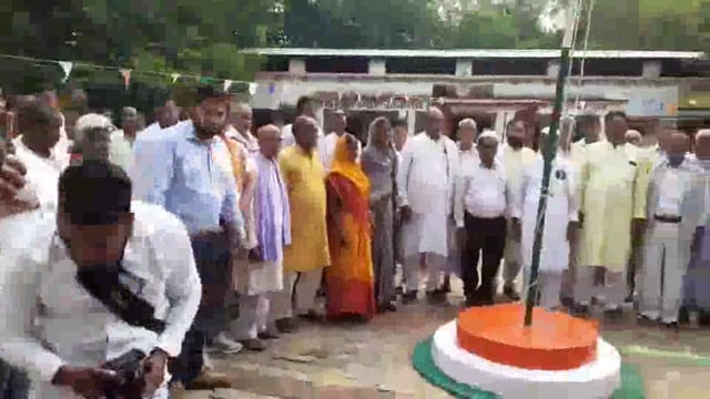 आजादी के 75वीं वर्षगांठ पर हसपुरा ब्लॉक,थाना,कस्तूरबा विद्यालय व कई संस्थानों में फहराया गया तिरंगा