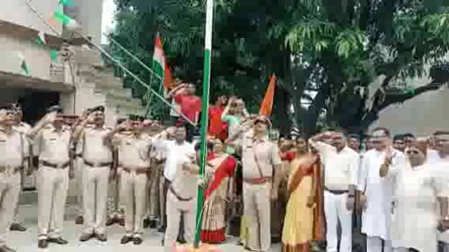 मदनपुर थाना परिसर में थानाध्यक्ष शशी कुमार राणा ने किया ध्वजाोहण,लगाए देशभक्ति नारे की जायकरे