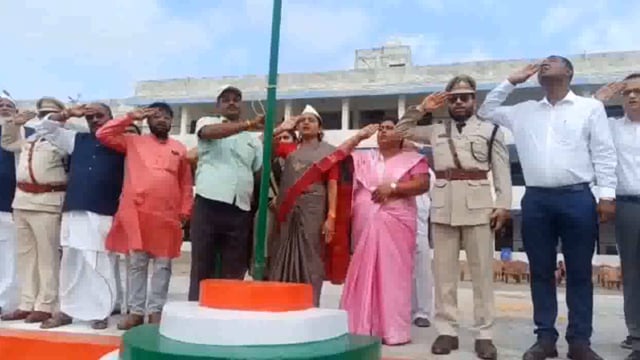 स्वतंत्रता दिवस के मौके पर एसडीओ कार्यालय सिमरी बख्तियारपुर में एसडीओ अनीशा सिंह ने किया झंडोत्तोलन, 