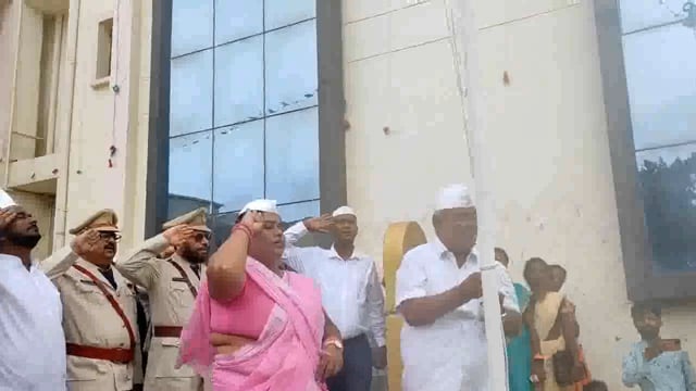 स्वतंत्रता दिवस के मौके पर सिमरी बख्तियारपुर प्रखंड में प्रखंड प्रमुख शबनम कुमारी ने किया झंडोत्तोलन