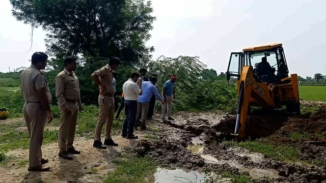 औरैया के सहायल थाना के बरखा गांव में लीकेज इंडियन आयल की पाइप लाइन को आगरा से आई टीम ने किया दुरस्त