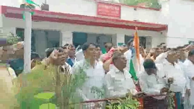 सामुदायिक स्वास्थ्य केन्द्र मदनपुर में प्रभारी चिकित्सा पदाधिकारी डॉ. संजय कुमार फहराया तिरंगा