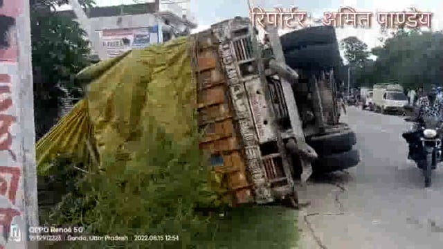 अनियंत्रित ट्रक के पलटने से अधेड़ घायल, स्थिति गंभीर।।