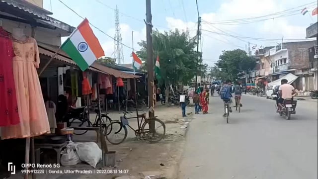 आजादी के अमृत महोत्सव पर स्थानीय बाजारों में लगे तिरंगे झंडे।।