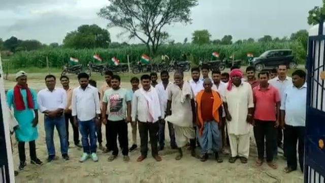 वजीरगंज के परमापुर में 75 वें स्वतंत्रता दिवस पर प्रधान अशोक तिवारी ने देश की एकता व अखंडता बनाये रखने का दिलाया संकल्प