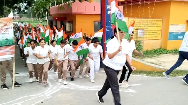 बलरामपुर -महिला पुलिस कर्मियों का हाफ मैराथन दौड़ प्रतियोगिता का किया गया आयोजन 