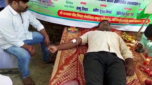 आजादी के 75 में स्वर्ग गांठ पर जिला पंचायत सदस्य बैदेही शरण विश्वकर्मा उर्फ चंद्रशेखर की अगुवाई में रक्तदान शिविर का आयो