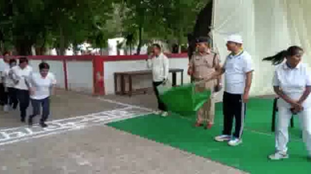 एटा में महिला पुलिसकर्मियों एवं उनके बच्चों ने मैराथन दौड़ प्रतियोगिता में लिया भाग।