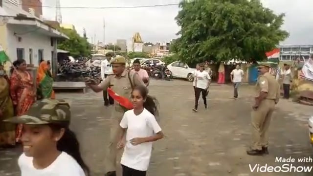 औरैया शहर में आजादी के अमृत महोत्सव पर डीएम समेत पुलिस कर्मी व छात्राओं ने निकाली तिरंगा यात्रा ।