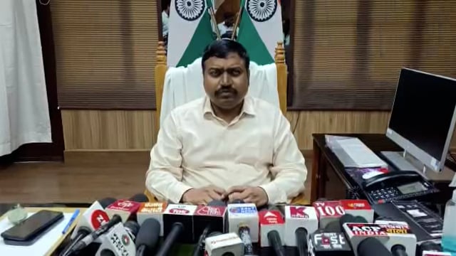 जिला पंचायत अध्यक्ष के खिलाफ अविस्वास के लिए 18 जिला पंचायत सदस्य डीएम से मिले