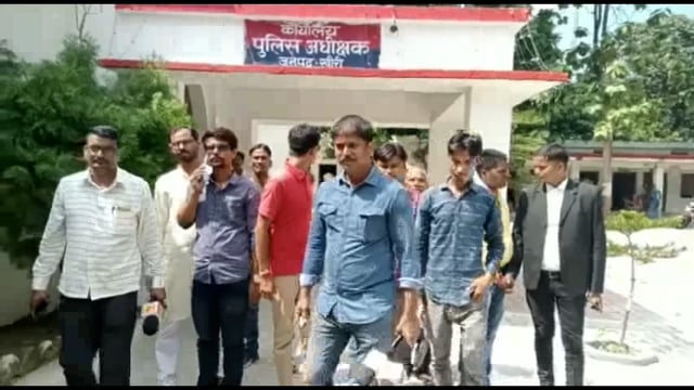 लखीमपुर खीरी (यूपी) के निघासन कोतवाली में पुलिस द्वारा एक पत्रकार की बेरहमी से पिटाई करने के मामले को लेकर पत्रकारों में