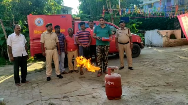 लखीसराय जिले के पीरी बाजार थाने में आग से बचाव की दी गई जानकारी