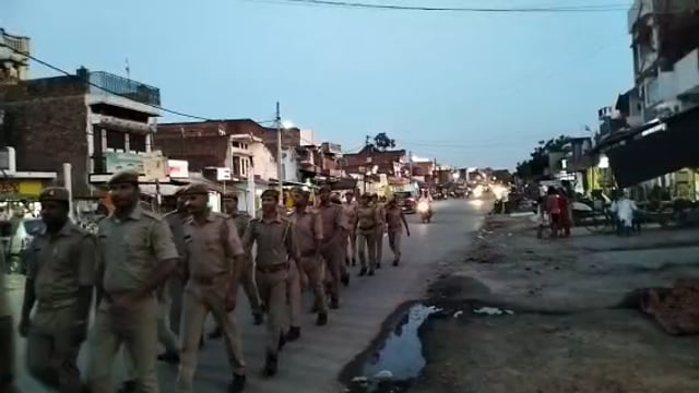 वजीरगंज थाना अध्यक्ष के नेतृत्व में पुलिस ने पैदल गस्त कर कानून व्यवस्था मजबूत करने का दिया संदेश 