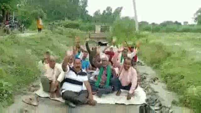 माइनर की सफाई ना होने से धरने पर बैठे भाकियू के कार्यकर्ता,जागा प्रशासन शुरू हुई सील्ड की सफाई