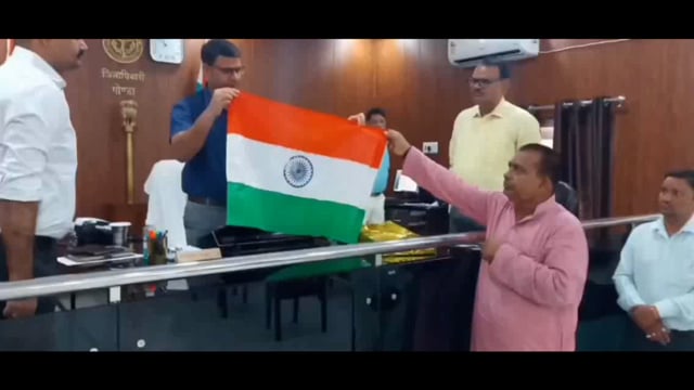 प्रधानाचार्य ने विद्यालय की छात्राओं द्वारा बनया तिरंगा जिला अधिकारी को भेंट किया।।