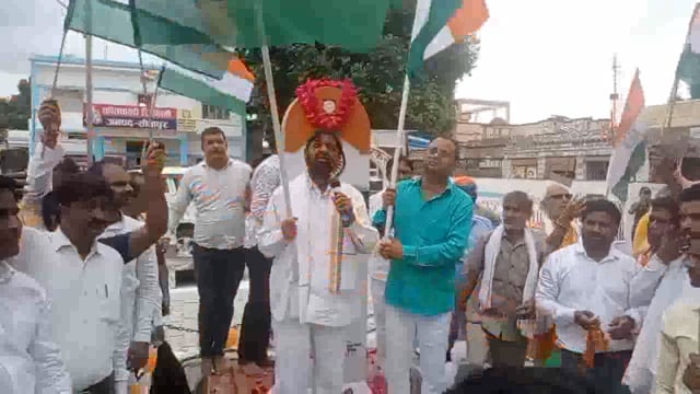 केंद्रीय मंत्री व क्षेत्रीय सांसद कौशलकिशोर ने शहीद स्मारक पर नगरवासियों संग 75 मिनटतक फहराया तिरंगा शहीदों को किया नमन