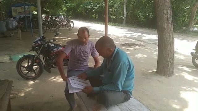 वजीरगंज के बनघुसरा मे बीएलओ विनोद कुमार ने घर-घर जाकर किया आधार को मतदाता सूची से जोड़ने का कार्य