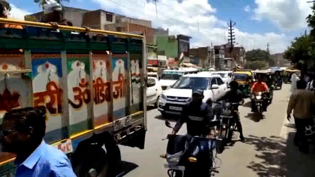 एटा। भारतीय किसान यूनियन स्वराज ने निकाली 111 फीट लंबे राष्ट्रीय ध्वज के साथ तिरंगा यात्रा।