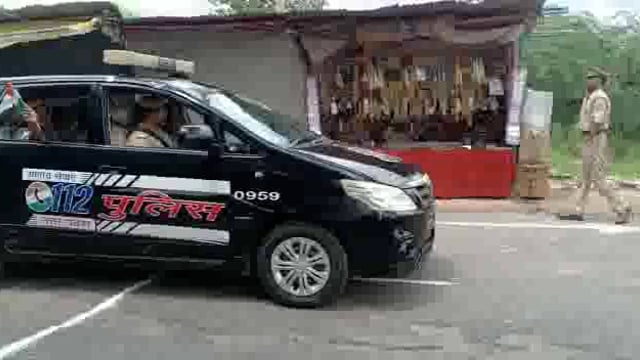 औरैया कोतवाली के देवकली मंदिर क्षेत्र से डायल 112 के द्वारा अमृत महोत्सव के तहत किया गया मार्च पास्ट कार्यक्रम