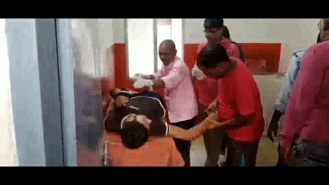 अमरपुर शाहकुंड मुख्य मार्ग पर संग्रामपुर गांव के समीप बाइक पलटने से बाइक सवार समेत तीन युवक हुए जख्मी