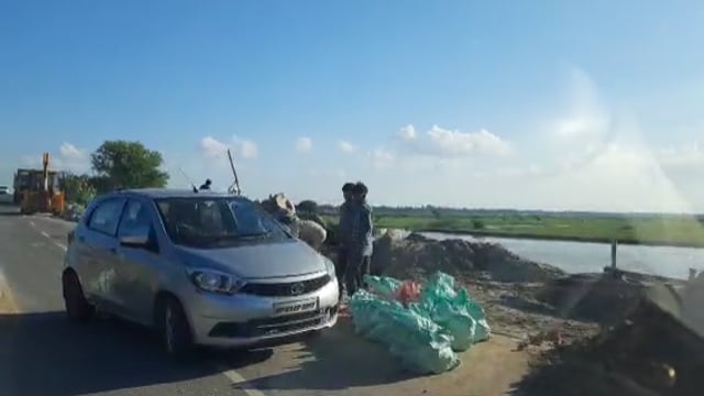 नवाबगंज धनवान मुख्य मार्ग पर नदी के कटान को रोकने के लिए गिराए जा रहे बोल्डर बनाई जा रही रोड
