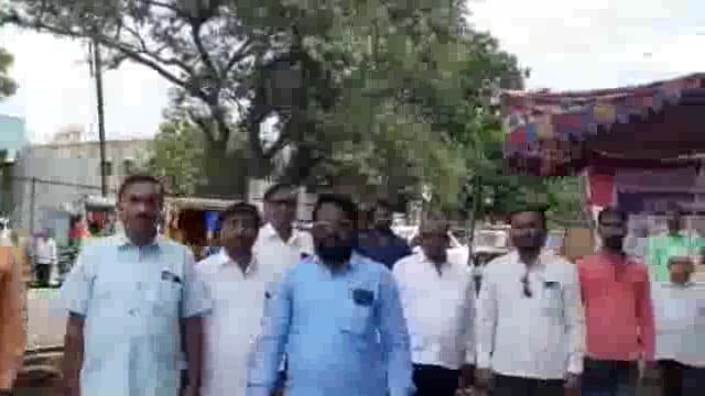 छत्रपती शिवाजी महाराज चौक येथे पत्रकारांनी केली राष्ट्रगीताने आंदोलनाची सुरुवात