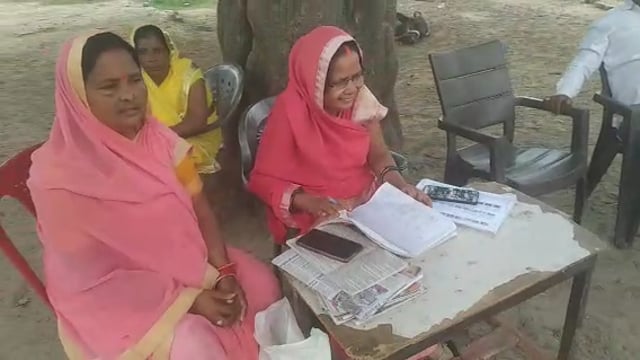 वजीरगंज के आगनबाड़ी केंद्र नग़वा द्वितीय पर कैंप लगाकर ३० लोगों का मतदाता सूची से जोड़ा गया आधार, सहायिका भी रही मौजूद