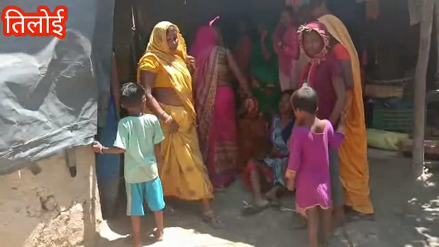 अमेठी - संदिग्ध परिस्थितियों में युवती का फंदे से लटकता मिला शव,

घर के अंदर दुपट्टा से बंधा लटकता मिला शव,

सूचना पर पह