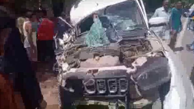 लालगंज थाना क्षेत्र के बस और स्कॉर्पियो वाहन में हुई जोरदार टक्कर स्कार्पियो सवार चालक घायल।