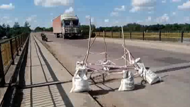 सरेनी क्षेत्र के गंगा घाट के पुल पर आई दरार एनएसएच आई की टीम मरम्मत कार्य में जुटी।