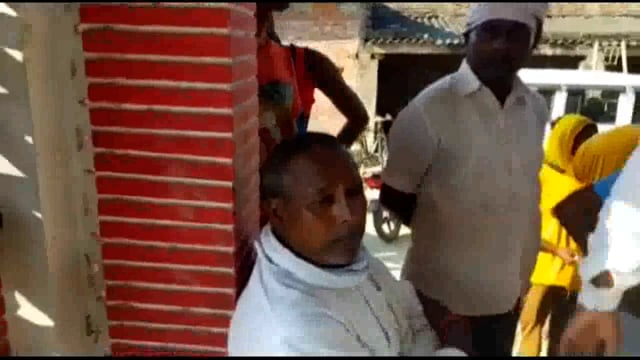 वजीरगंज: गुरुवार को गोंडा सांसद कीर्ति वर्धन सिंह राजा भैया ने मृतक परिवारजनों से मिलकर उन्हें सांत्वना दी व हाल जाना