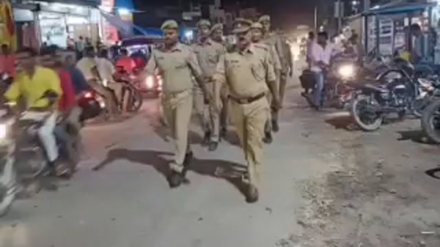 तरबगंज थाना अध्यक्ष मनोज पाठक के नेतृत्व में पुलिस ने पैदल गस्त कर सुरक्षा व्यवस्था लिया जायजा