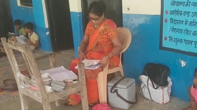 वजीरगंज के प्राथमिक विद्यालय रसूलपुर मे शिविर लगाकर गर्भवती महिलाओं व बच्चो को लगाया गया टीका